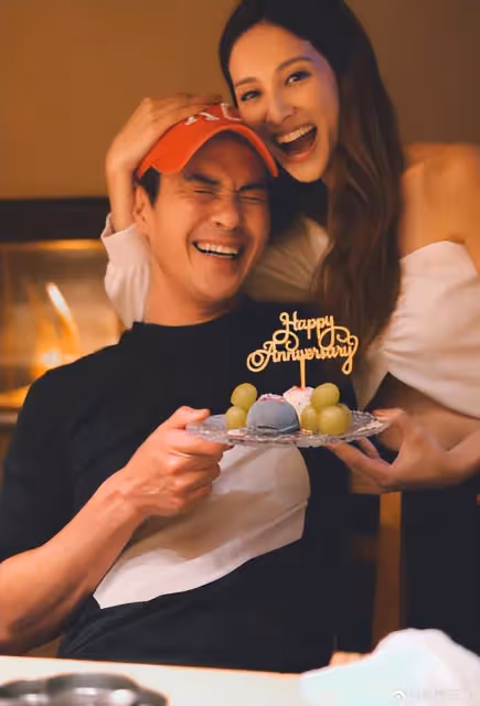 鄭嘉穎慶結婚5周年,靠在小21歲嬌妻懷中大秀恩愛,甜蜜似熱戀