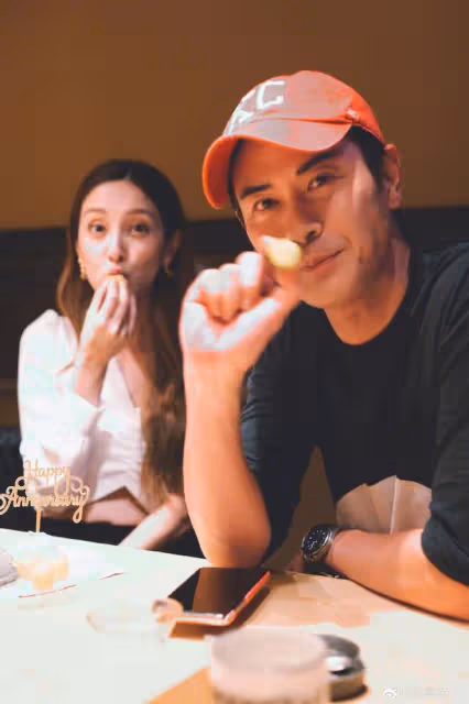 鄭嘉穎慶結婚5周年,靠在小21歲嬌妻懷中大秀恩愛,甜蜜似熱戀