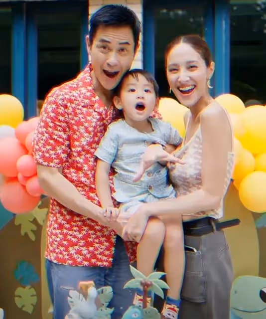 鄭嘉穎慶結婚5周年,靠在小21歲嬌妻懷中大秀恩愛,甜蜜似熱戀