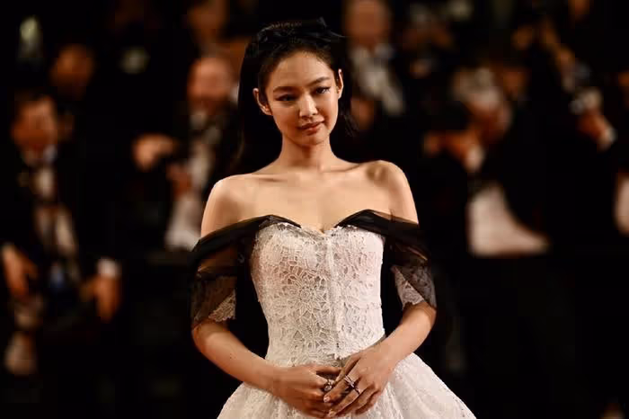 從Jennie到NewJeans,接到奢侈品牌代言,成為韓國偶像成功標誌