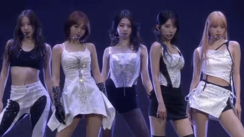 演唱會上，女團成員們做摔倒特技，她摔倒的姿勢，讓網友們擔心