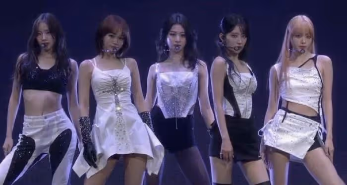 演唱會上,女團成員們做摔倒特技,她摔倒的姿勢,讓網友們擔心
