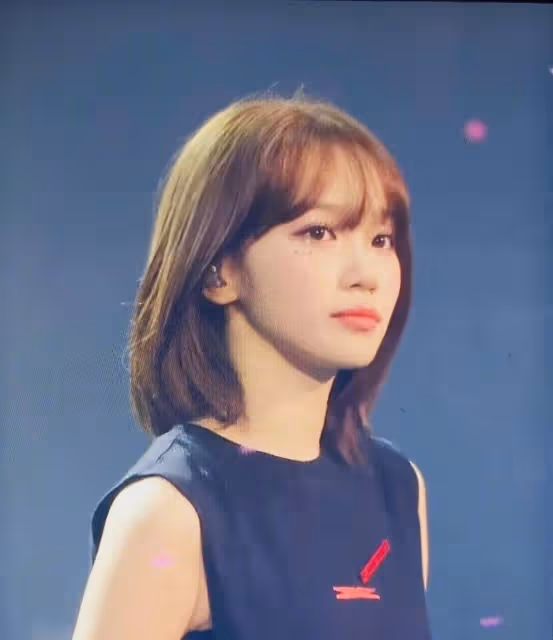 演唱會上,女團成員們做摔倒特技,她摔倒的姿勢,讓網友們擔心