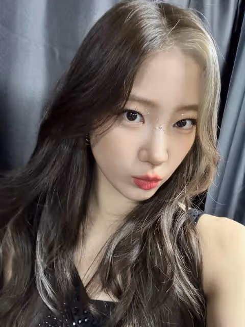 演唱會上,女團成員們做摔倒特技,她摔倒的姿勢,讓網友們擔心