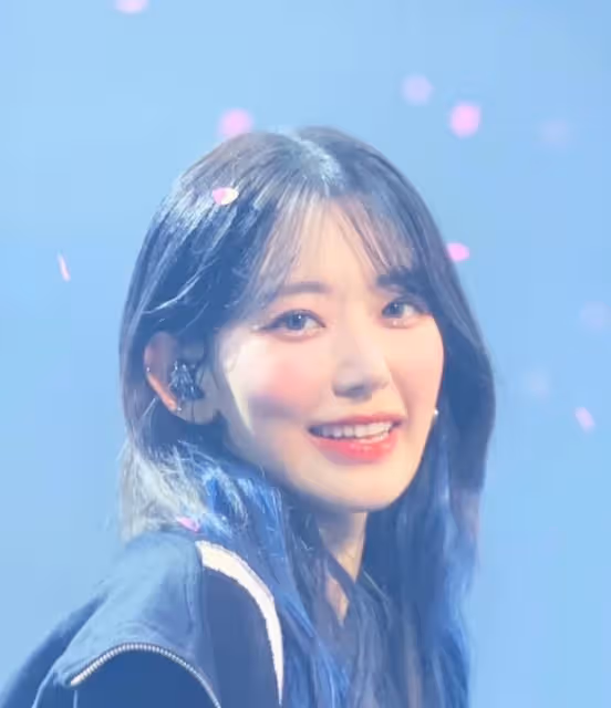 演唱會上,女團成員們做摔倒特技,她摔倒的姿勢,讓網友們擔心