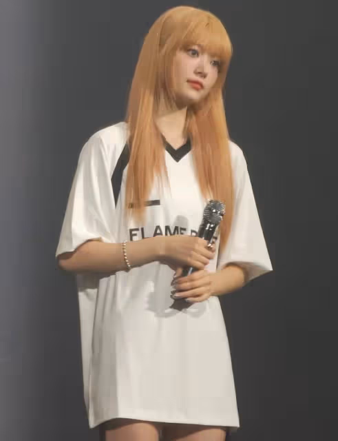 演唱會上,女團成員們做摔倒特技,她摔倒的姿勢,讓網友們擔心