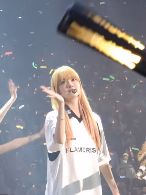 演唱會上,女團成員們做摔倒特技,她摔倒的姿勢,讓網友們擔心
