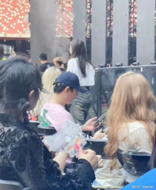王思聰帶6位美女看薛之謙演唱會,7人坐第一排,排場十足引圍觀