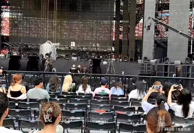 王思聰帶6位美女看薛之謙演唱會,7人坐第一排,排場十足引圍觀