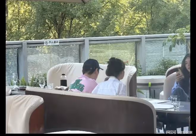 王思聰帶6位美女看薛之謙演唱會,7人坐第一排,排場十足引圍觀