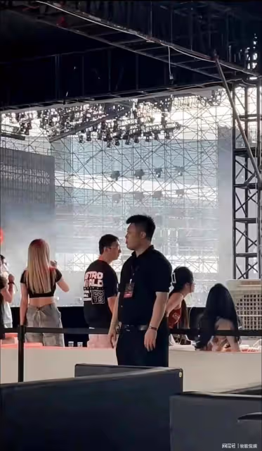 王思聰帶6位美女看薛之謙演唱會,7人坐第一排,排場十足引圍觀