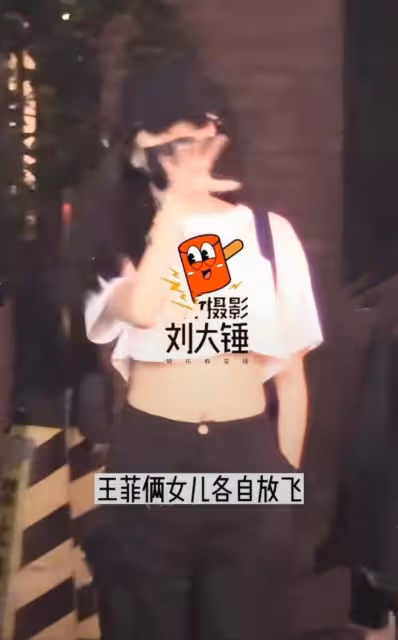 李亞鵬女兒回國與好友聚會,酒吧玩到凌晨,露小蠻腰散發女神氣質