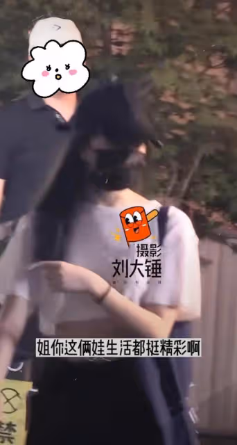 李亞鵬女兒回國與好友聚會,酒吧玩到凌晨,露小蠻腰散發女神氣質