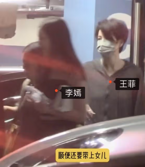 李亞鵬女兒回國與好友聚會,酒吧玩到凌晨,露小蠻腰散發女神氣質
