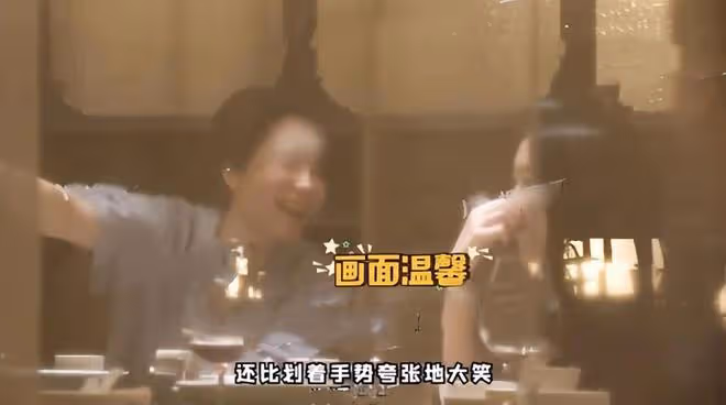 李亞鵬女兒回國與好友聚會,酒吧玩到凌晨,露小蠻腰散發女神氣質