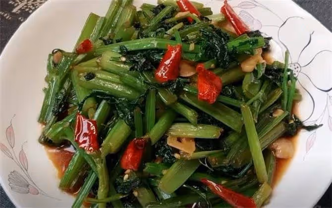 芹菜怎麼炒好吃?教你家常新做法,莖帶葉一起炒著吃,越吃越香