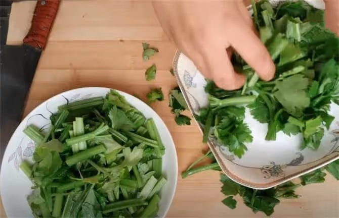芹菜怎麼炒好吃?教你家常新做法,莖帶葉一起炒著吃,越吃越香