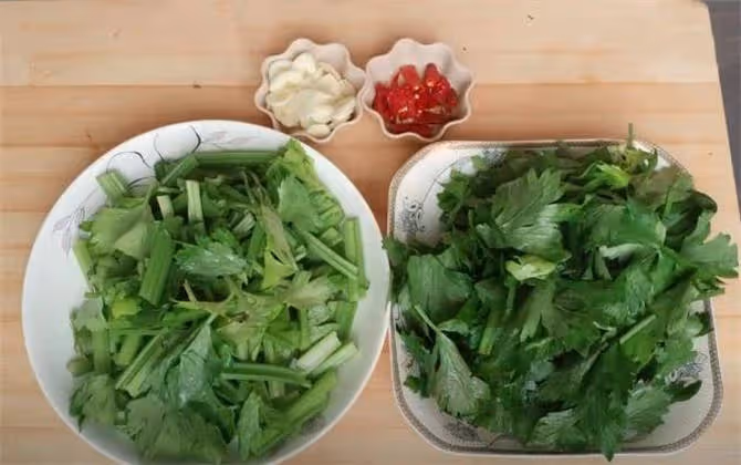 芹菜怎麼炒好吃?教你家常新做法,莖帶葉一起炒著吃,越吃越香