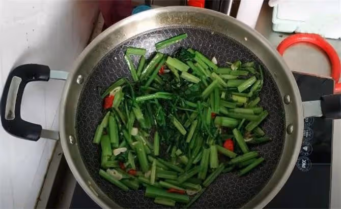 芹菜怎麼炒好吃?教你家常新做法,莖帶葉一起炒著吃,越吃越香
