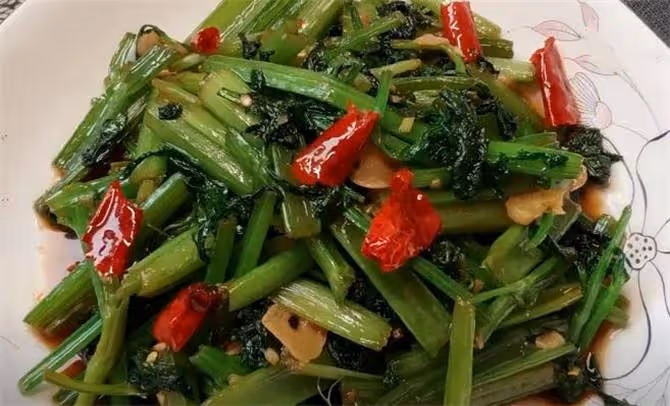 芹菜怎麼炒好吃?教你家常新做法,莖帶葉一起炒著吃,越吃越香