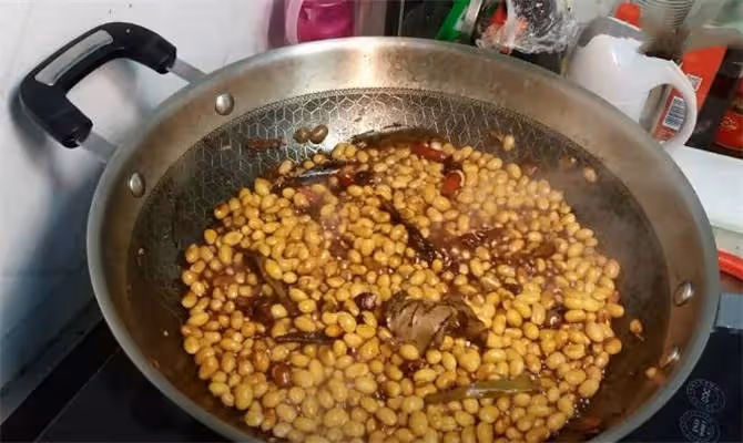 黃豆別只用來打豆漿，1瓶啤酒，半斤黃豆，做出濃香四溢的下飯菜