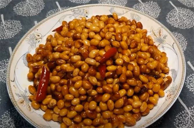 黃豆別只用來打豆漿，1瓶啤酒，半斤黃豆，做出濃香四溢的下飯菜