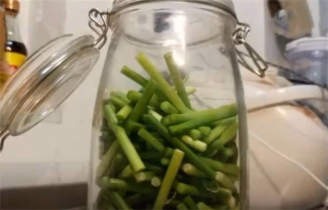 這才是腌蒜苔正確做法,簡單幾步,酸甜下飯,脆嫩入味,越吃越香