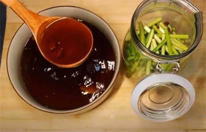 這才是腌蒜苔正確做法,簡單幾步,酸甜下飯,脆嫩入味,越吃越香