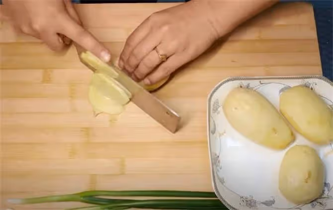 土豆不要炒著吃了,試試這種新鮮做法,咬一口滿嘴香,比肉都好吃
