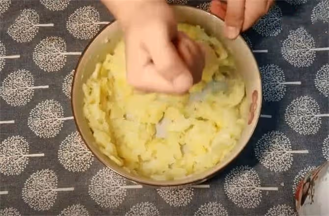 土豆不要炒著吃了,試試這種新鮮做法,咬一口滿嘴香,比肉都好吃