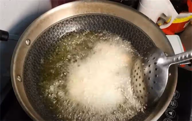 土豆不要炒著吃了,試試這種新鮮做法,咬一口滿嘴香,比肉都好吃