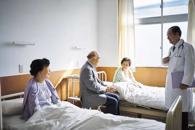 弟弟出錢讓母親在我家養老,丈夫極力阻攔,半年後我明白他的用意