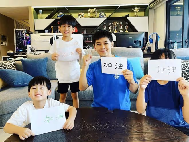 陳若儀攜子游日本迪士尼,13歲Kimi罕露側顏,模樣大變不像林志穎
