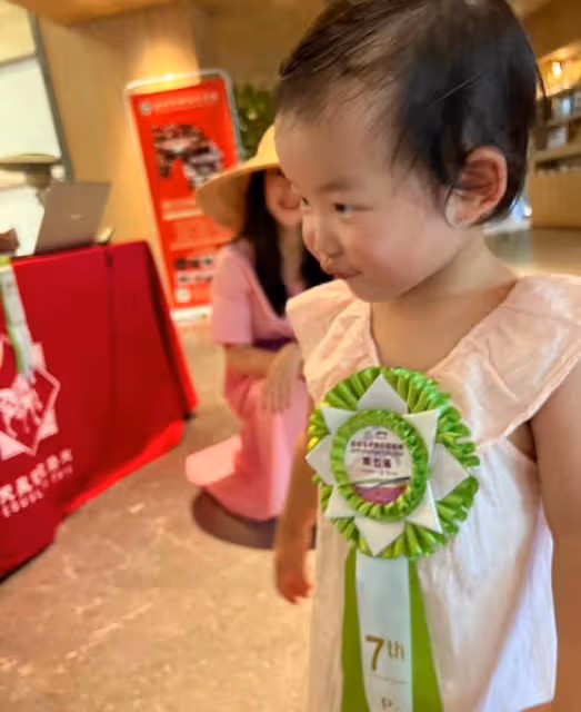 朱珠母女觀看丈夫賽馬,王昀佳排名第七幽默自侃,女兒戴獎章好萌