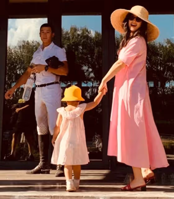 朱珠母女觀看丈夫賽馬,王昀佳排名第七幽默自侃,女兒戴獎章好萌