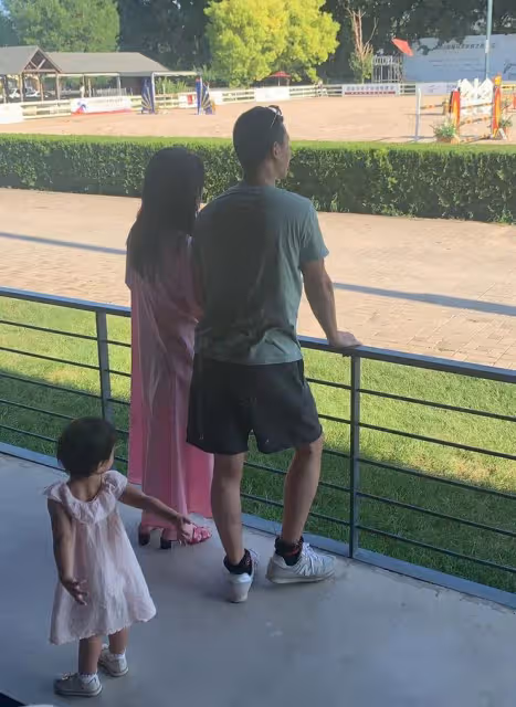 朱珠母女觀看丈夫賽馬,王昀佳排名第七幽默自侃,女兒戴獎章好萌