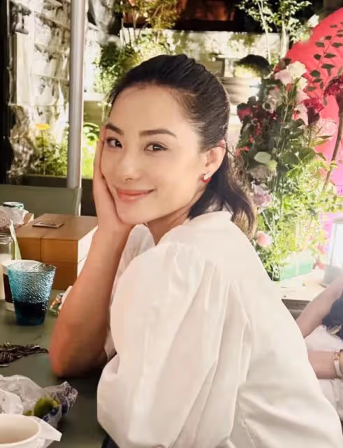 劉璇全家福曝光,懷抱女兒緊摟婆婆滿臉幸福,45歲老公逆生長好帥