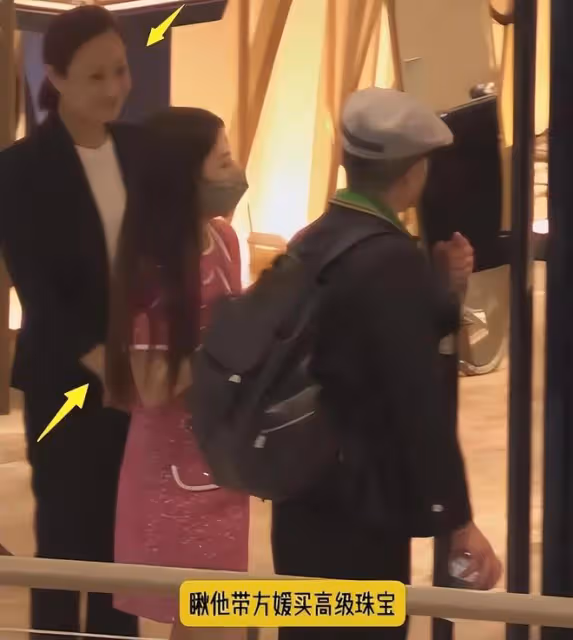 方媛當街調笑郭富城太甜蜜,近照模樣大變認不出,神似Angelababy