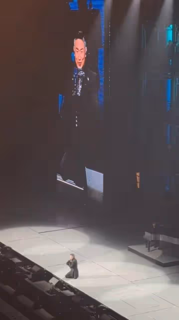 62歲張學友身體抱恙,演唱會頭暈摔倒,跪著堅持完成整場表演