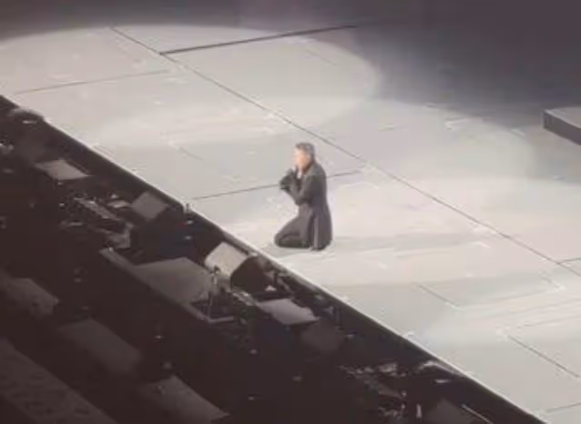 62歲張學友身體抱恙,演唱會頭暈摔倒,跪著堅持完成整場表演
