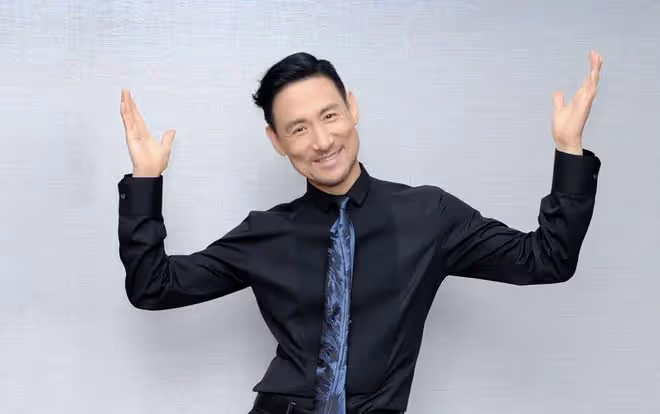 62歲張學友身體抱恙,演唱會頭暈摔倒,跪著堅持完成整場表演