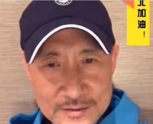 62歲張學友身體抱恙，演唱會頭暈摔倒，跪著堅持完成整場表演