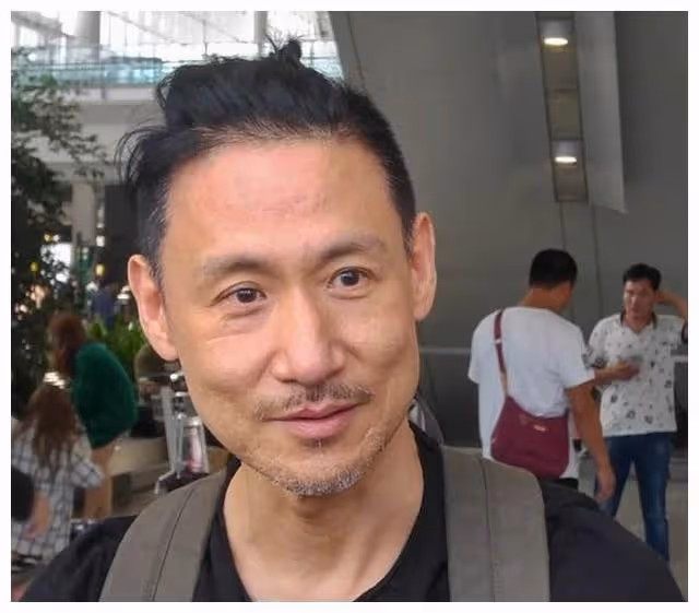 62歲張學友身體抱恙，演唱會頭暈摔倒，跪著堅持完成整場表演