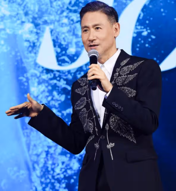 張學友演唱會摔倒:盤坐的瞬間令人心疼,醫療團隊為其報平安