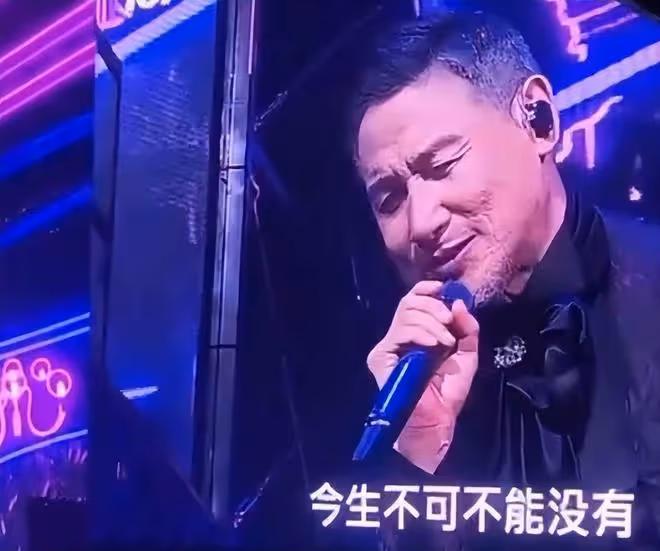張學友演唱會摔倒:盤坐的瞬間令人心疼,醫療團隊為其報平安