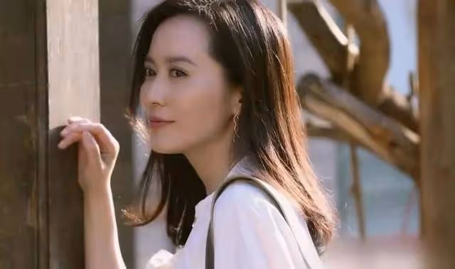 一個越老越美的女人:俞飛鴻,如今50歲,氣質依舊,百看不厭