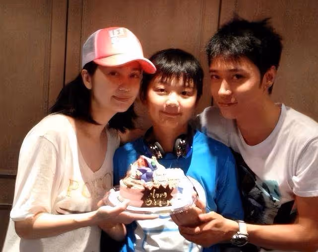 洪欣張丹峰風波後罕見同框,珍惜婚姻,帶8歲女兒遊玩破傳聞
