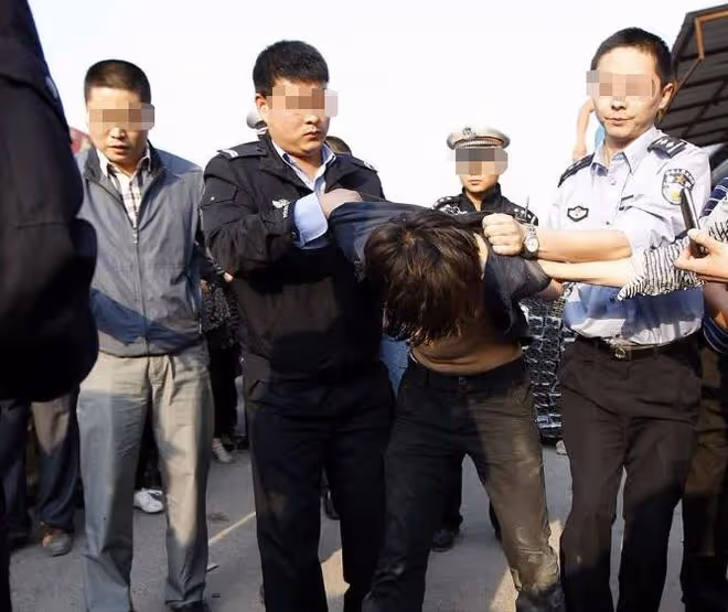 21年，江西女孩在女廁遇歹徒，被挾持時：我給你1千，你去嫖娼