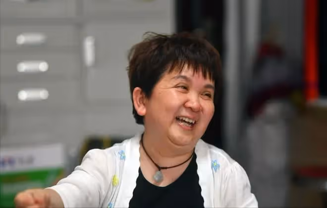 回顧袖珍媽媽身高1.2米，老公1米8，兒子14歲上大學，如今怎樣？