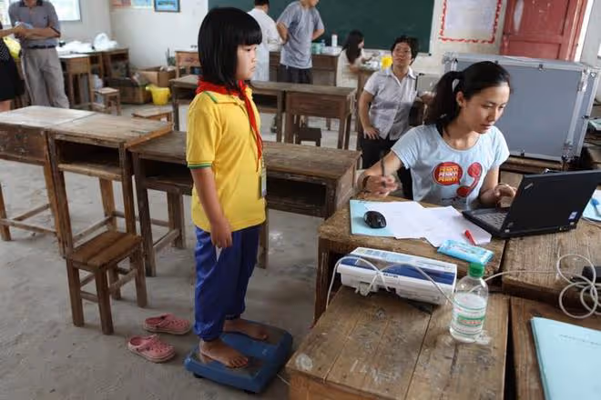 回顧袖珍媽媽身高1.2米，老公1米8，兒子14歲上大學，如今怎樣？